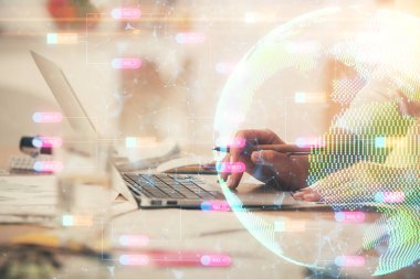 Bilgisayar ve dünya haritası çizimleri üzerinde çalışan kadın elleri çift pozlama. Uluslararası teknoloji sektörü konsepti.