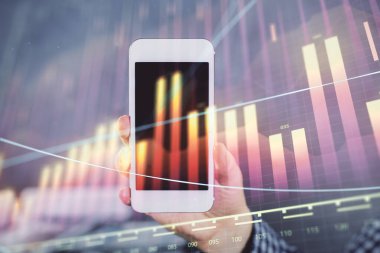 Erkeklerin el ele tutuşup dijital bir cihaz ve ön grafik çizimi kullanırken çift pozlama. Finansal piyasa kavramı.