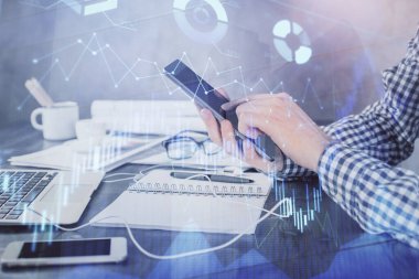 Erkeklerin el ele tutuşup dijital bir cihaz ve ön grafik çizimi kullanırken çift pozlama. Finansal piyasa kavramı.