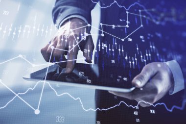 Erkeklerin el ele tutuşup dijital bir cihaz ve ön grafik çizimi kullanırken çift pozlama. Finansal piyasa kavramı.