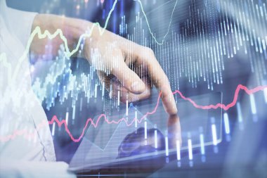 Erkeklerin el ele tutuşup dijital bir cihaz ve ön grafik çizimi kullanırken çift pozlama. Finansal piyasa kavramı.