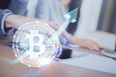 Kripto temalı çekiliş ve kadın ve erkeğin birlikte çalışarak mobil bir cihaz kullanması. Engelleme zinciri kavramı.