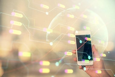 Harita çizimine çift pozlama hologram ve cep telefonu kullanan bir kadın..