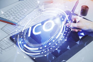 Hologram ve cep telefonu kullanan bir kadın tarafından iki kez görüntülenir..