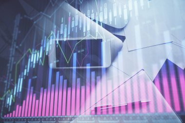 Forx grafik hologramının telefonlu masaüstü üzerinde çoklu pozlandırılması. Üst Manzara. Mobil ticaret platformu kavramı.