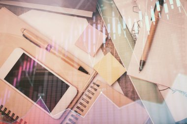 Forx grafik hologramının telefonlu masaüstü üzerinde çoklu pozlandırılması. Üst Manzara. Mobil ticaret platformu kavramı.