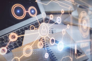 Masa arkasında kahve ve eşyalar olan sosyal ağ çizimine ve masaüstüne çift pozlama. Uluslararası bağlantı kavramı.