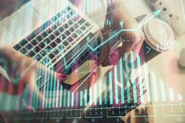 İşkadını ellerinin bilgisayar ve finansal grafik hologramı çizimlerinde çifte pozlama. Borsa analizi kavramı.