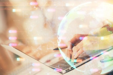 Bilgisayar ve dünya haritası çizimleri üzerinde çalışan kadın elleri çift pozlama. Uluslararası teknoloji sektörü konsepti.