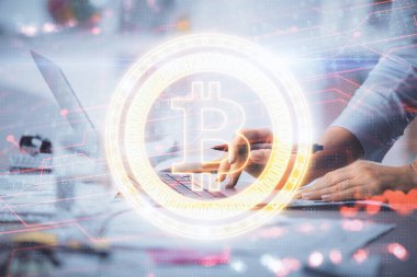 Bilgisayarda ve kripto piyasa temalı hologram çizimlerinde kadın elinin çifte pozu. Engelleme zinciri kavramı.