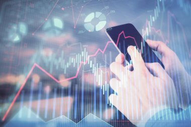 Erkeklerin el ele tutuşup dijital bir cihaz ve ön grafik çizimi kullanırken çift pozlama. Finansal piyasa kavramı.