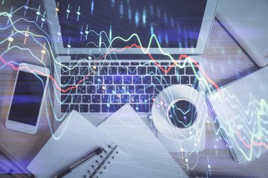 Borsa tablosu ve masa arkasındaki en iyi görüntü bilgisayarı. Çifte maruziyet. Mali analiz kavramı.