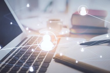 Masa arkasında kahve ve eşyalar olan sosyal ağ çizimine ve masaüstüne çift pozlama. Uluslararası bağlantı kavramı.