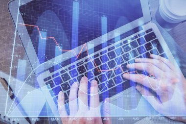 Erkeklerin ellerinin bilgisayar klavyesini ve ön grafik hologram çizimlerini yazarken çifte pozlama. Üst Manzara. Finans piyasası kavramı.