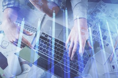 Kadın ve erkeğin birlikte çalışırken çifte pozlama ve hologram çizimi ön plana çıkarma. Finansal analiz konsepti. Bilgisayar arkaplanı. Üst Görünüm.