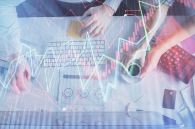 Birlikte çalışan kadın ve erkeğin çifte pozu ve finansal grafik hologramı çizimi. Pazar analizi konsepti. Bilgisayar arkaplanı. Üst Görünüm.
