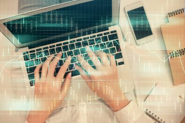 Bilgisayar ve ön x çizim hologramı üzerinde çalışan kadın elleri çift pozlama. Üst Manzara. Mali analiz kavramı.
