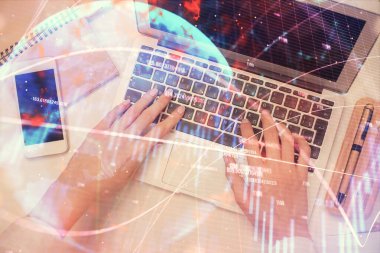 Bilgisayar ve ön grafik hologram çizimi üzerinde çalışan kadın elleri çift pozlama. Üst Manzara. Mali analiz kavramı.