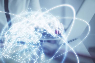 Kadın elinin bilgisayar ve iş temalı hologram çizimlerinde çok fazla pozlanması. Başarı konsepti.