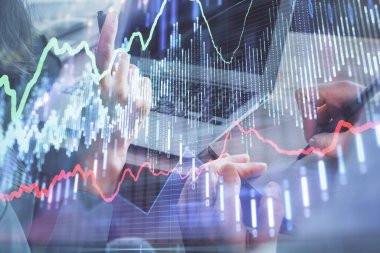 Kadın ve erkeğin birlikte çalıştığı çifte pozlama ve ön plan hologramı. İş konsepti. Bilgisayar arkaplanı.