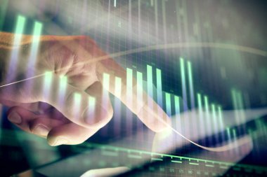 Bir adamın el ele tutuşup, telefon ve finansal çizim kullanırken birden fazla pozlama. Pazar analizi kavramı.