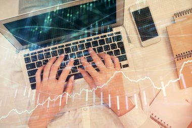 Bilgisayar ve ön x çizim hologramı üzerinde çalışan kadın elleri çift pozlama. Üst Manzara. Mali analiz kavramı.