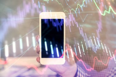 Erkeklerin el ele tutuşup dijital bir cihaz ve ön grafik çizimi kullanırken çift pozlama. Finansal piyasa kavramı.