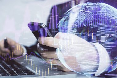 Erkeklerin el ele tutuşup dijital telefon ve forx grafik çizimleri kullanırken birden fazla pozlama. Finansal piyasa kavramı.