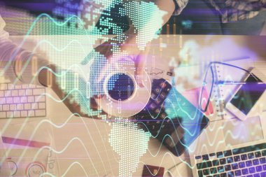 Birlikte çalışan kadın ve erkeğin çifte pozu ve finansal grafik hologramı çizimi. Pazar analizi konsepti. Bilgisayar arkaplanı. Üst Görünüm.