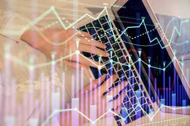 Bilgisayar ve ön x çizim hologramı üzerinde çalışan kadın elleri çift pozlama. Üst Manzara. Mali analiz kavramı.