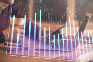 Bir adamın elini tutarken ve bir telefon ve finansal grafik çizimi kullanırken çift pozlama. Analiz kavramı.