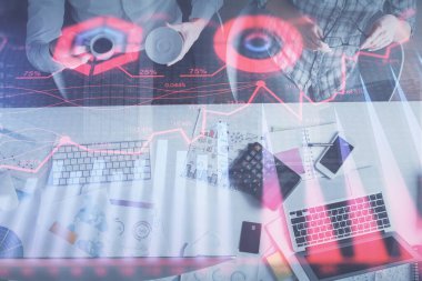 Birlikte çalışan kadın ve erkeğin çifte pozu ve finansal grafik hologramı çizimi. Pazar analizi konsepti. Bilgisayar arkaplanı. Üst Görünüm.