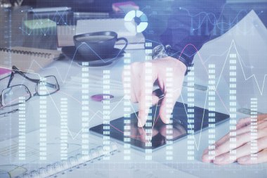 Erkeklerin el ele tutuşup dijital bir cihaz ve ön grafik çizimi kullanırken çift pozlama. Finansal piyasa kavramı.