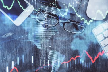 Forx grafik hologramının telefonlu masaüstü üzerinde çoklu pozlandırılması. Üst Manzara. Mobil ticaret platformu kavramı.