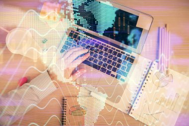 Erkeklerin ellerinin bilgisayar klavyesini ve ön grafik hologram çizimlerini yazarken çifte pozlama. Üst Manzara. Finans piyasası kavramı.