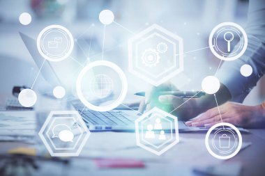 Kadın elinin bilgisayar ve sosyal ağ temalı hologram çizimlerinde çifte pozlama. Halk medyası kavramı.