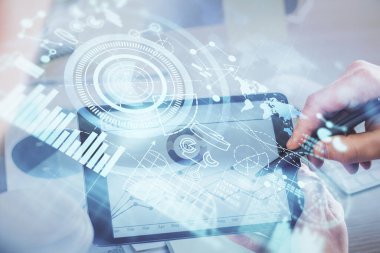 Erkeklerin el ele tutuşup telefon kullanırken ve uluslararası iş teması çizerken çift pozlama.