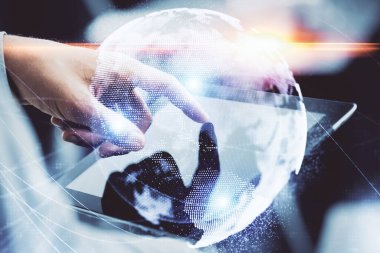 Erkeklerin el ele tutuşup telefon kullanırken ve uluslararası iş teması çizerken çift pozlama.