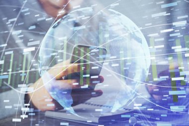 Erkeklerin el ele tutuşup telefon kullanırken ve uluslararası iş teması çizerken çift pozlama.