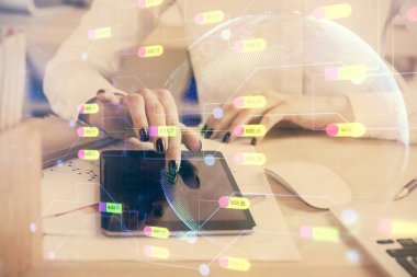 Teknolojiye çifte maruz kalma, hologram çizimi ve cep telefonu kullanan bir kadın. Ai kavramı