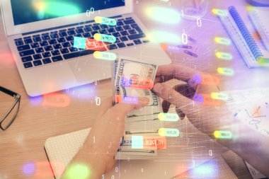 Teknolojiye çoklu maruz kalma hologram, dolar banknotları ve insan eli. Veri kavramı