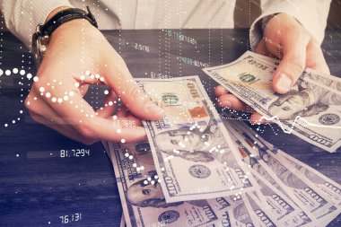 Teknolojinin iki katına çıkması hologram, dolar banknotları ve insan eli. Veri kavramı