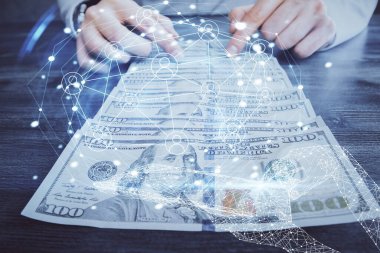 Sosyal ağ temasının çoklu pozlandırılması hologram, Amerikan dolarları ve insan eli.