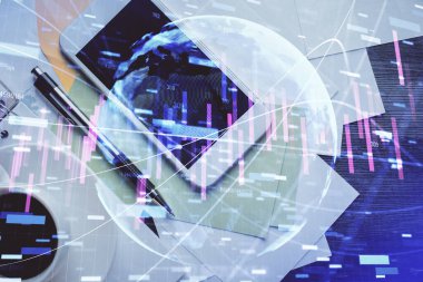 Forx grafik hologramının telefonlu masaüstü üzerinde çoklu pozlandırılması. Üst Manzara. Mobil ticaret platformu kavramı.