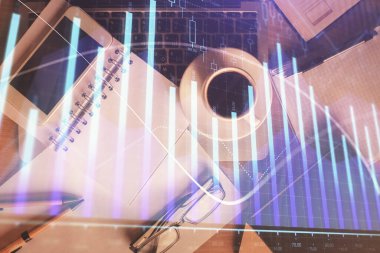 Finansal grafik hologramına telefonla çifte maruz kalma. Üst Manzara. Mobil ticaret platformu kavramı.