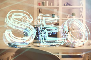 SEO çizimine ve ofis içi arka planına iki kez maruz kalmış. Arama optimizasyon motoru kavramı.