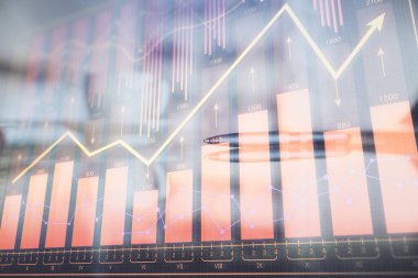 Ofisteki kahve fincanının arka planında iki kat fotograf var. Finansal analiz ve başarı kavramı.