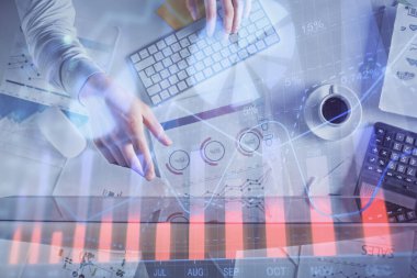 Erkeklerin ellerinin bilgisayar klavyesini ve forx grafik hologramını yazarken çoklu pozlama. Üst Manzara. Finans piyasası kavramı.