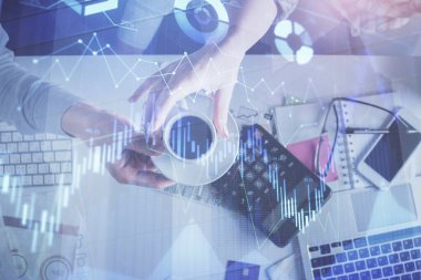 Birlikte çalışan kadın ve erkeğin çifte pozu ve finansal grafik hologramı çizimi. Pazar analizi konsepti. Bilgisayar arkaplanı. Üst Görünüm.