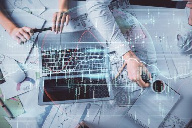 Kadın ve erkeğin birlikte çalışması ve finansal grafik hologramı. İş konsepti. Bilgisayar arkaplanı.